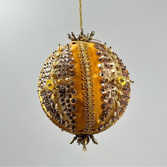 Vintage Gold Velvet Push Pin Christmas Ornament - Picture 7 of 13